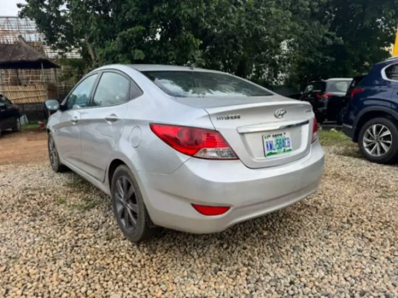 Hyundai Accent   - 2013