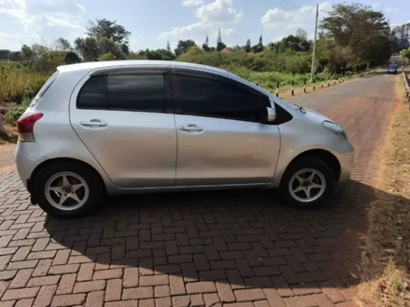 TOYOTA Vitz   - 2010