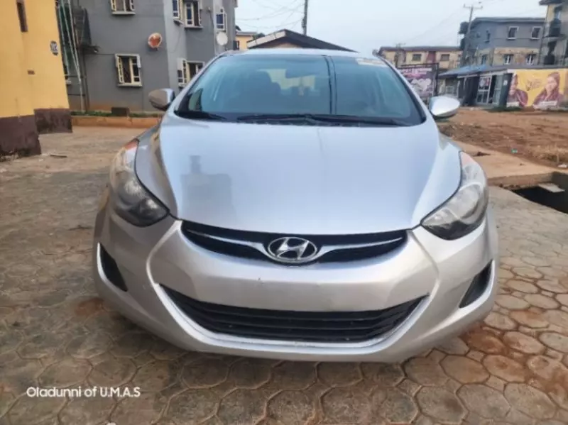 Hyundai Elantra   - 2011