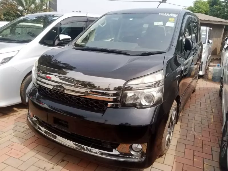 Toyota Noah   - 2013