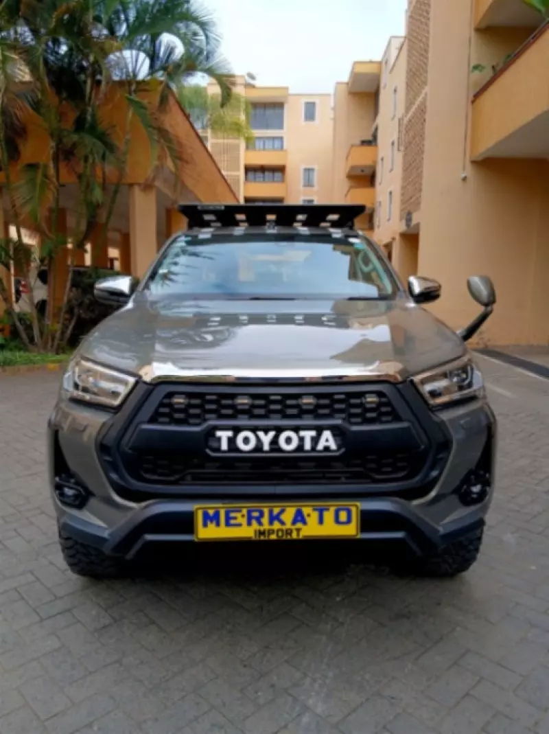 Toyota Hilux   - 2022