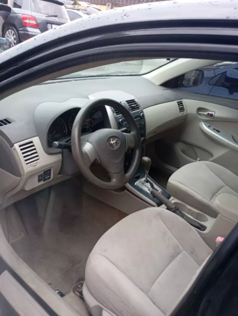 TOYOTA Corolla   - 2010
