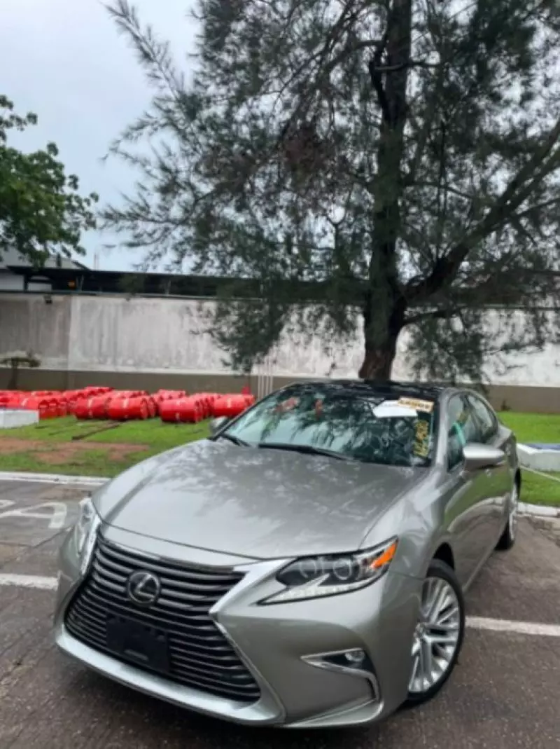 Lexus ES   - 2016