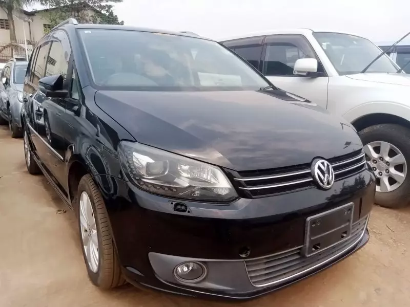 Volkswagen Touran   - 2012