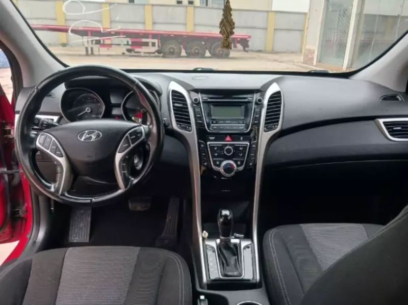 Hyundai Elantra   - 2013