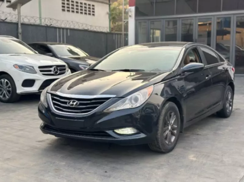 Hyundai Sonata   - 2011