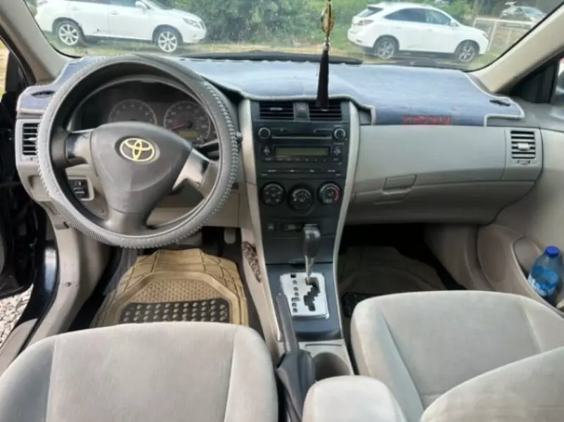 TOYOTA corolla   - 2010