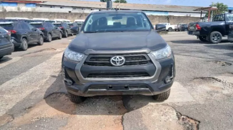 TOYOTA Hilux - 2025