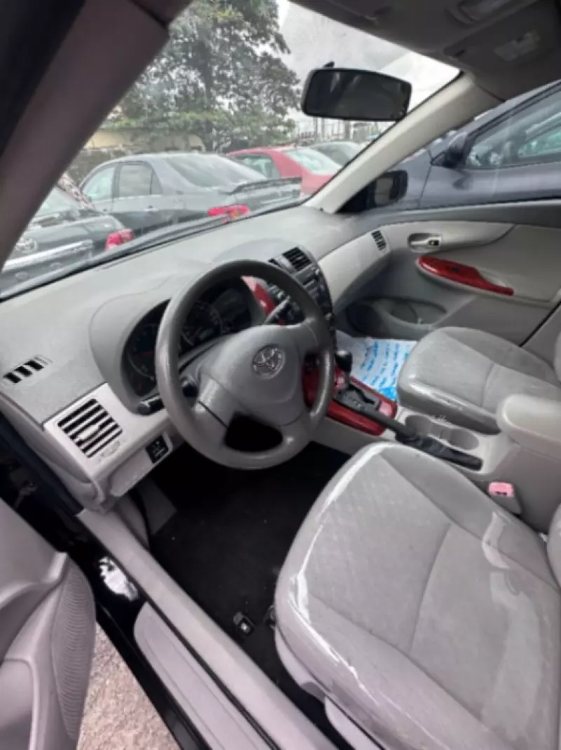 Toyota Corolla   - 2010