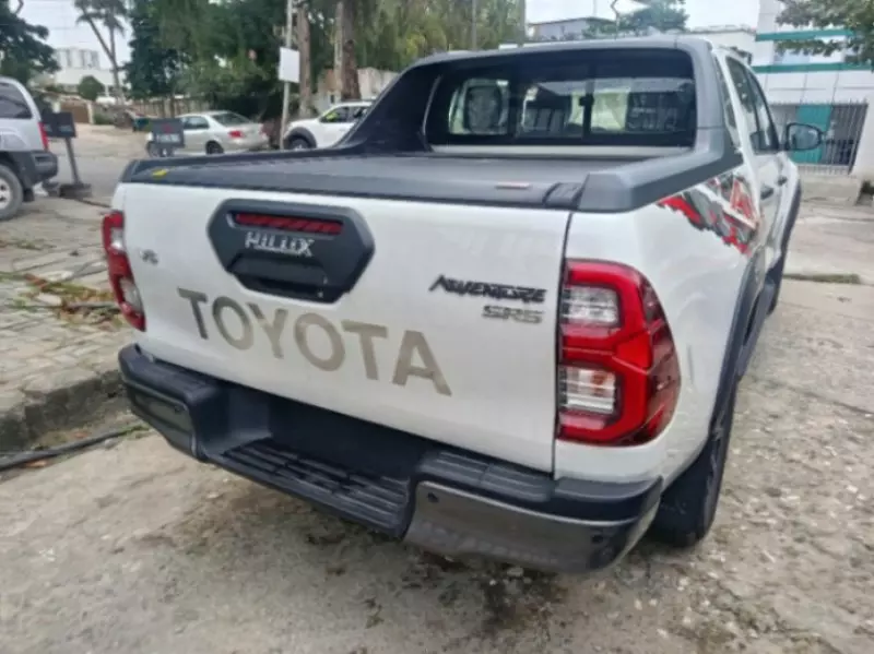 TOYOTA Hilux   - 2025