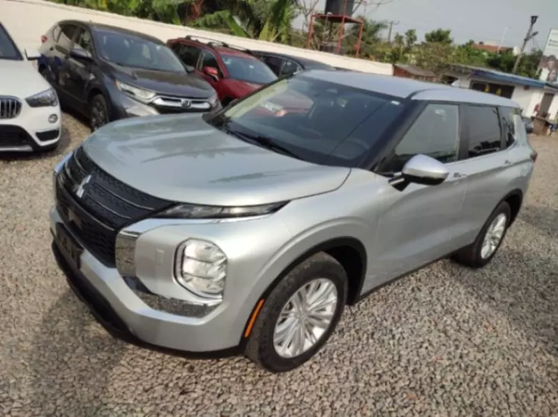 Mitsubishi Outlander   - 2022