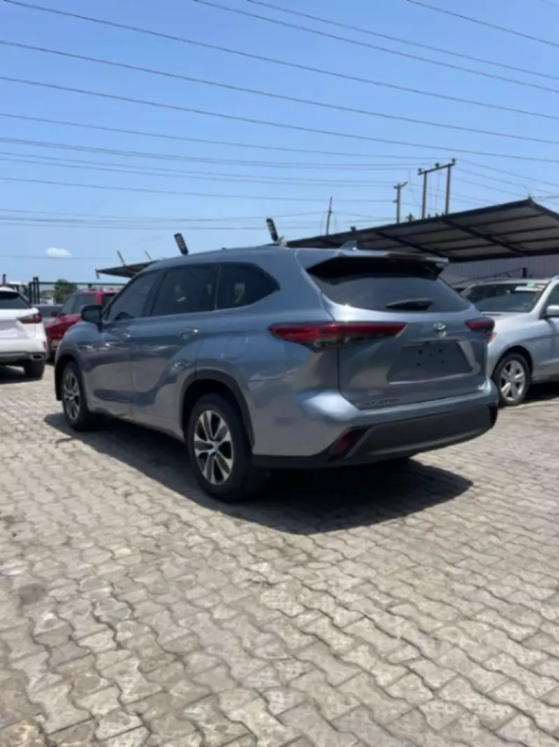 Toyota Highlander   - 2021