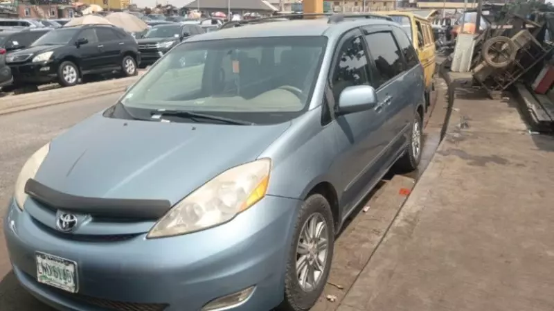 Toyota Sienna   - 2009