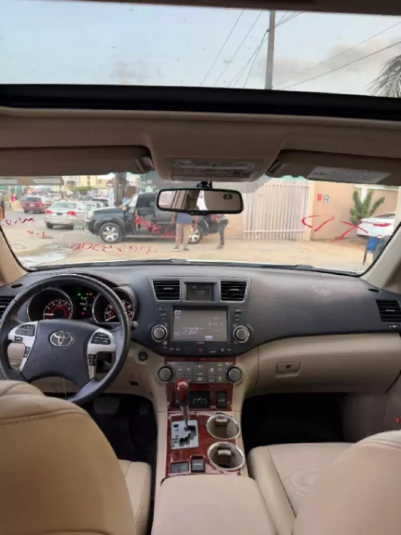 Toyota Highlander   - 2012