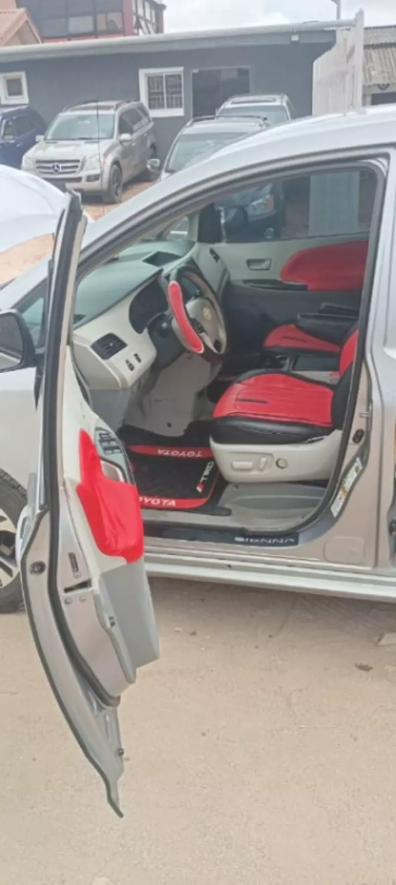 TOYOTA Sienna   - 2011