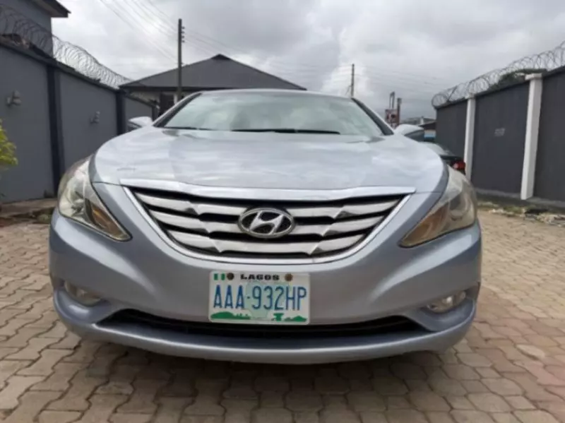 Hyundai Sonata   - 2011