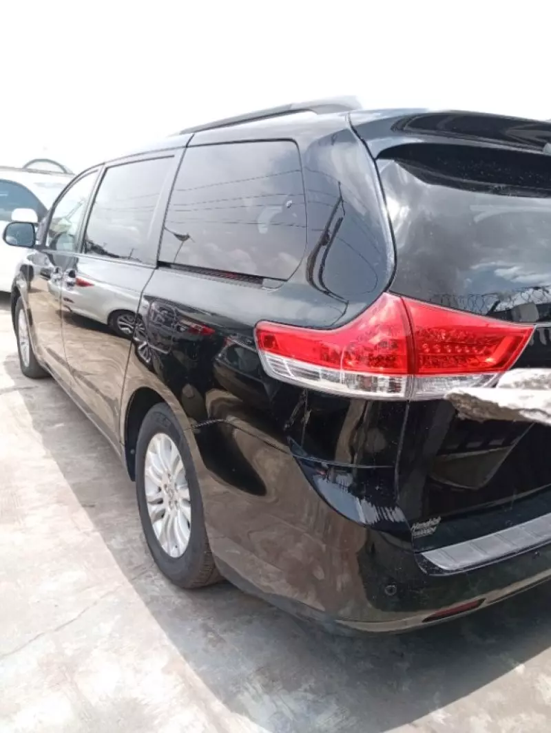 Toyota Sienna   - 2011