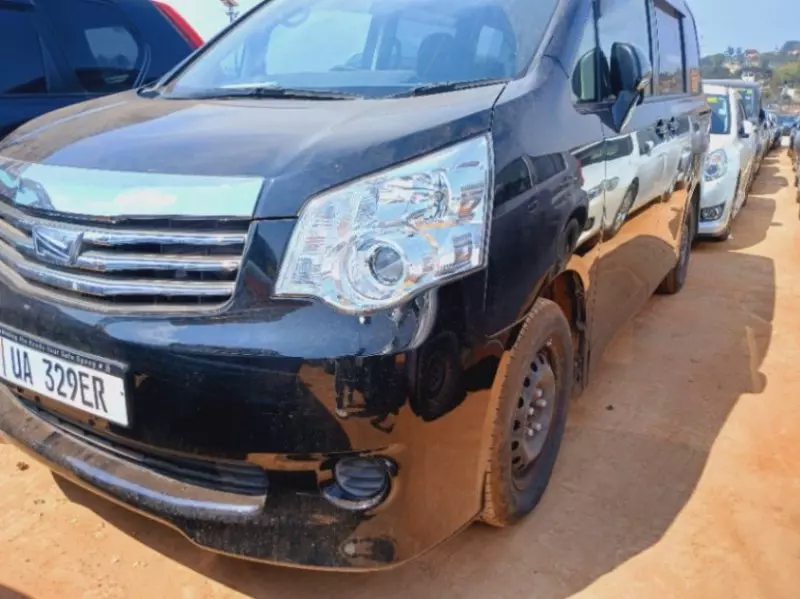 TOYOTA Noah   - 2012