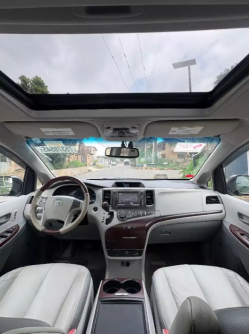 TOYOTA Sienna - 2012