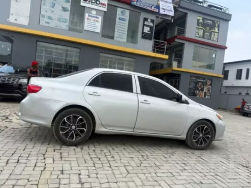 TOYOTA Corolla - 2010