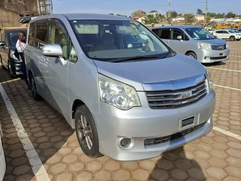 Toyota Noah   - 2013