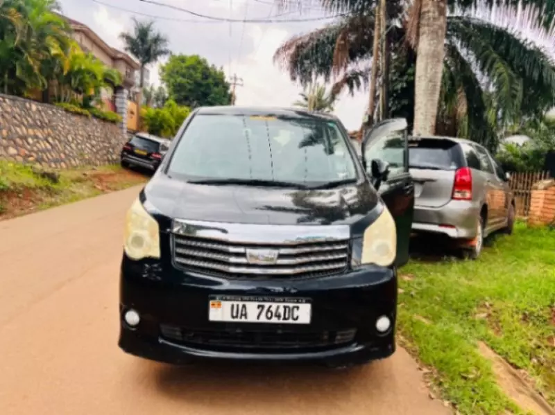 TOYOTA Noah   - 2011