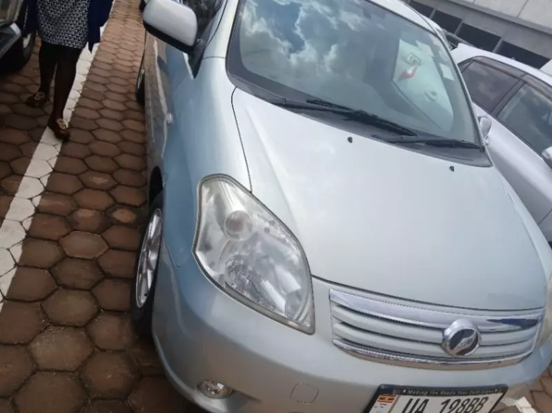 Toyota Raum    - 2010