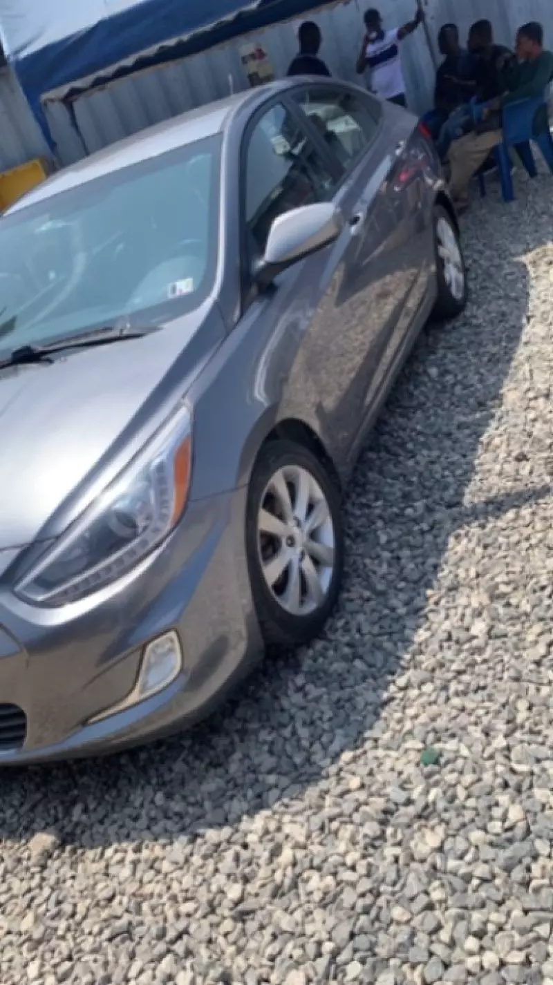 Hyundai Elantra   - 2013