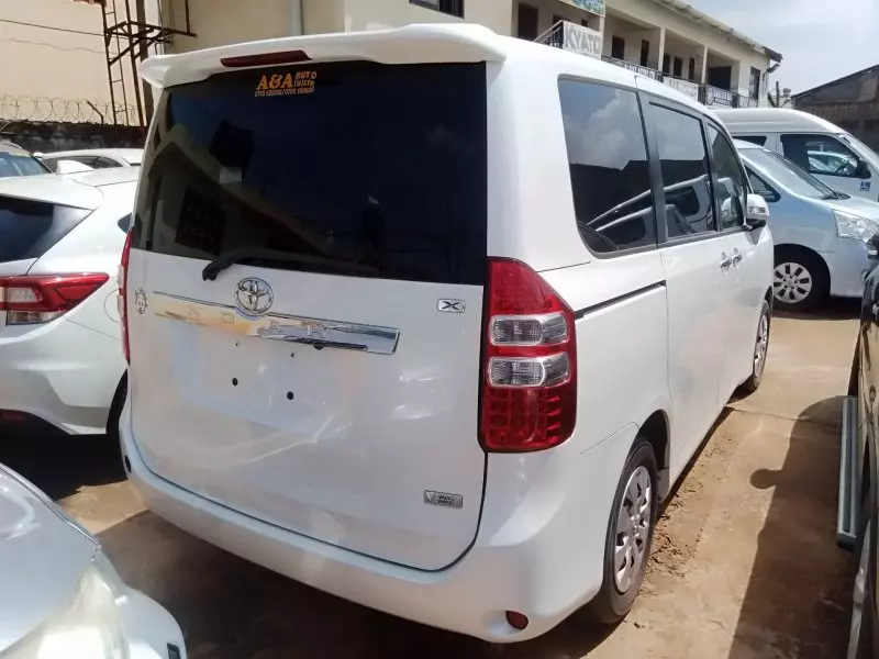 Toyota Noah   - 2012