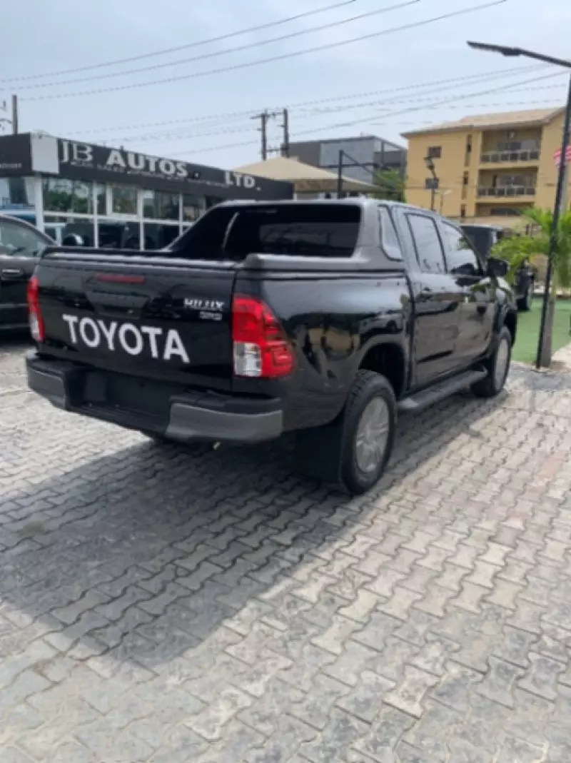 Toyota Hilux   - 2025