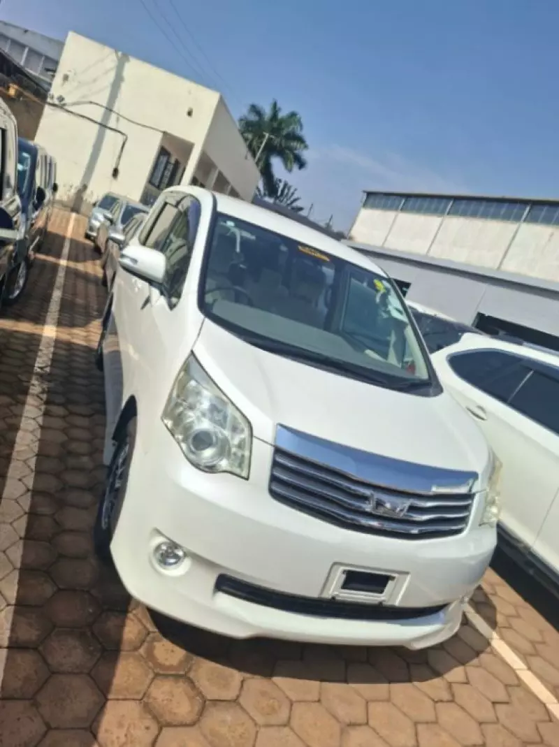 TOYOTA Noah   - 2012