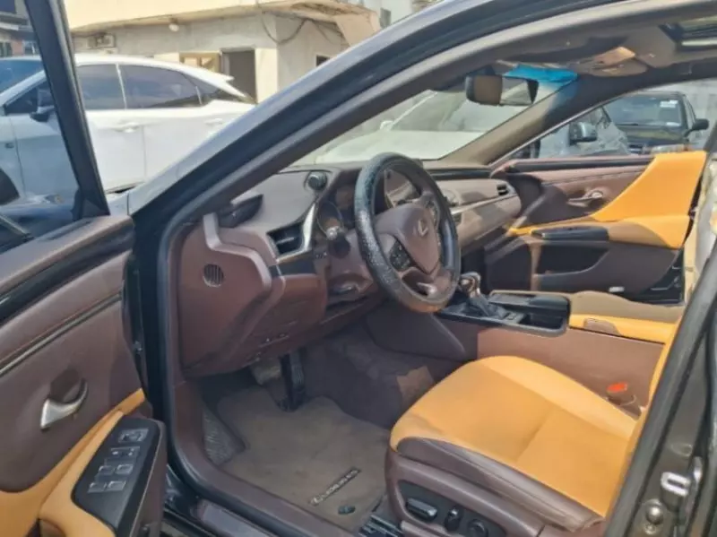 Lexus ES 300   - 2021