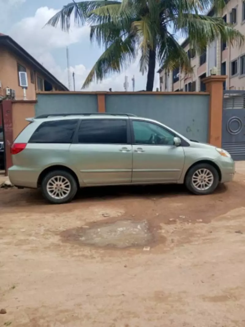 Toyota Sienna   - 2007