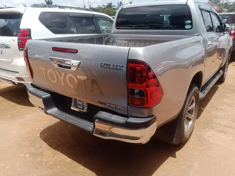 Toyota Hilux   - 2017