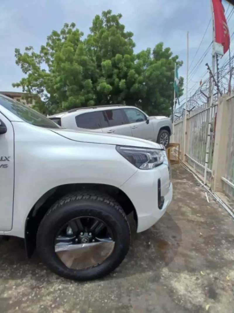 Toyota Hilux   - 2015