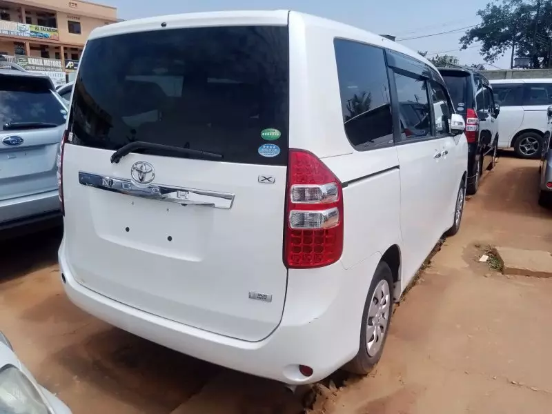 Toyota Noah   - 2012