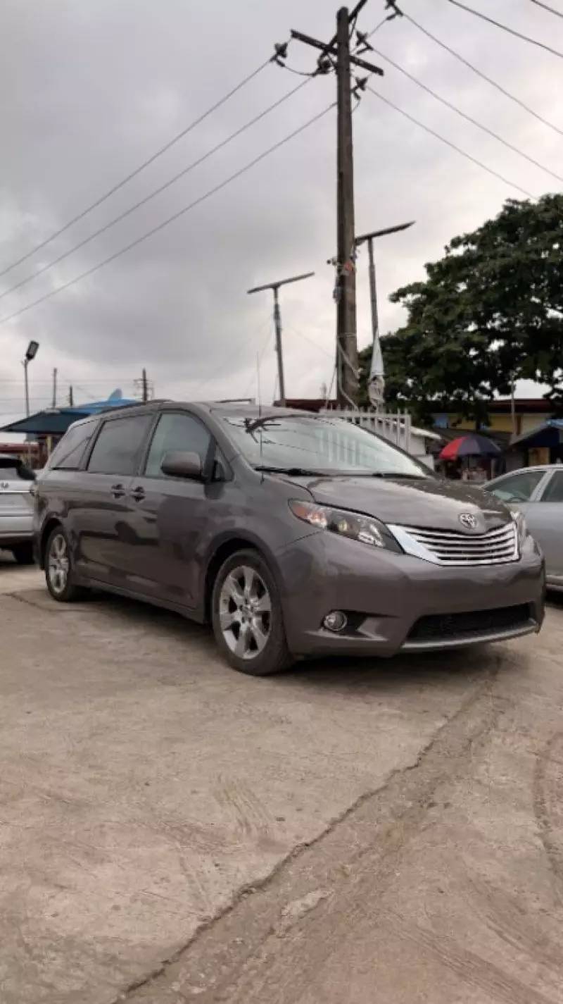 TOYOTA Sienna   - 2012