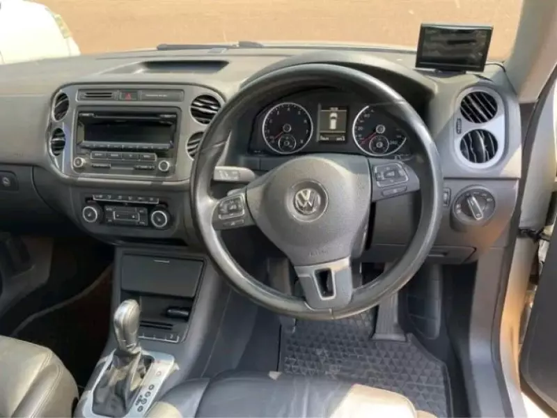 Volkswagen Tiguan   - 2015