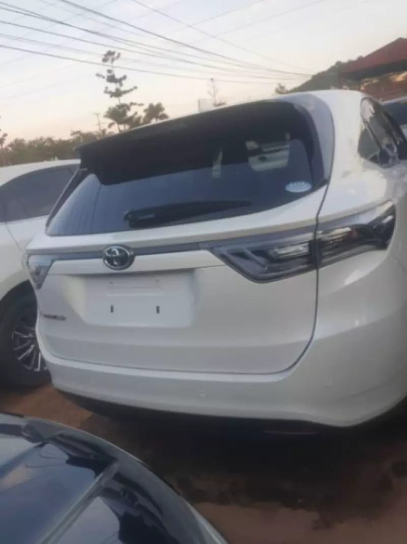 Toyota Harrier   - 2016