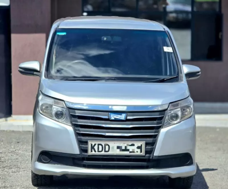 Toyota Voxy    - 2015