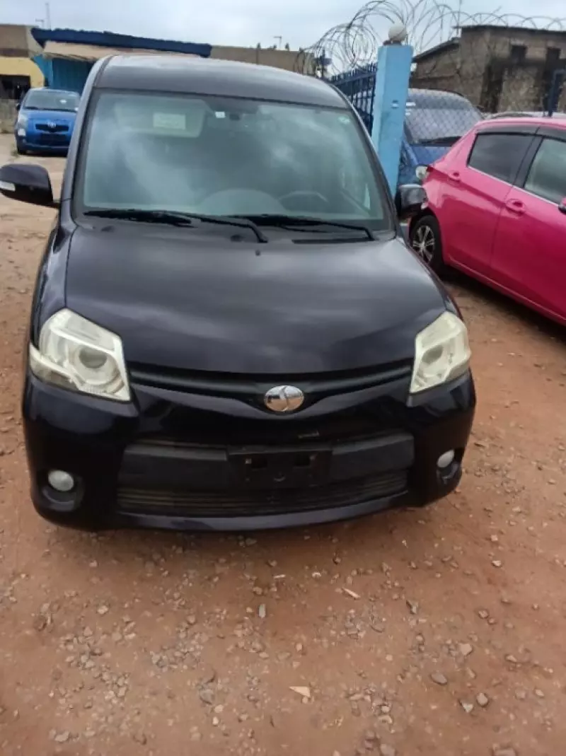 Toyota Sienta   - 2012