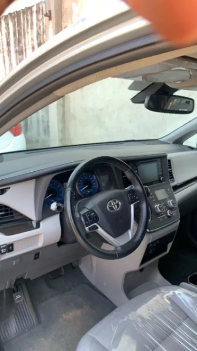 TOYOTA Sienna   - 2019