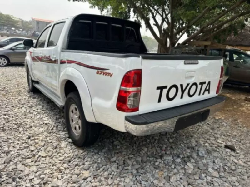 Toyota Hilux   - 2013
