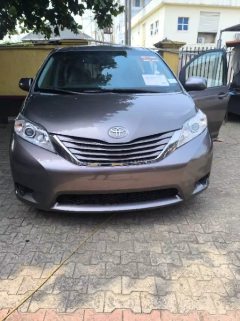 Toyota Sienna   - 2016