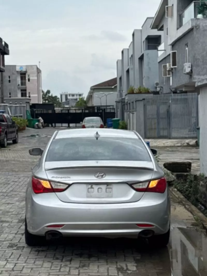 Hyundai Sonata   - 2012
