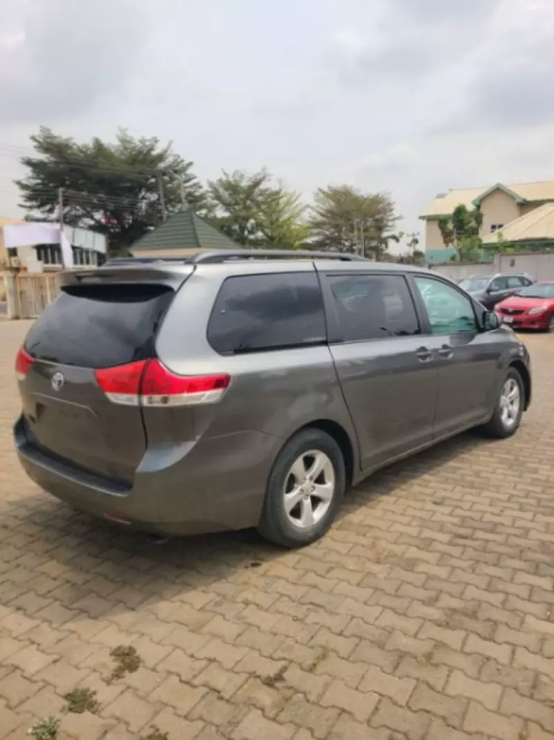 Toyota Sienna   - 2013