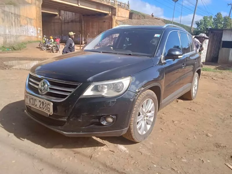 Volkswagen Tiguan   - 2011