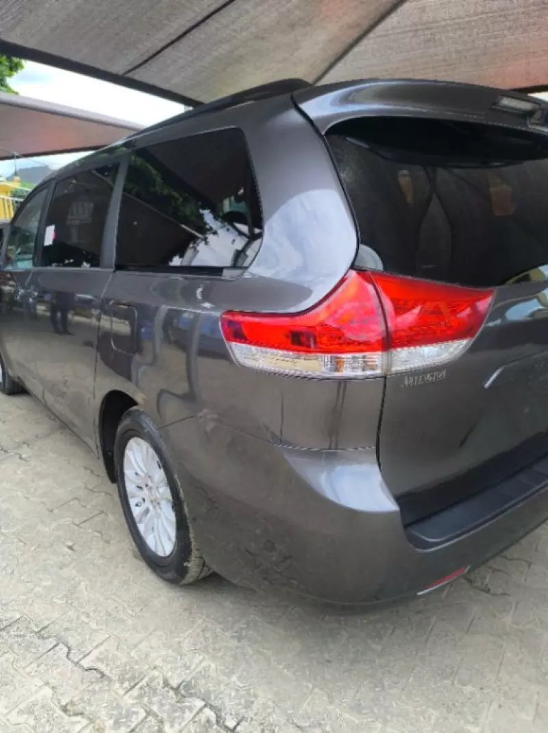 TOYOTA Sienna   - 2012