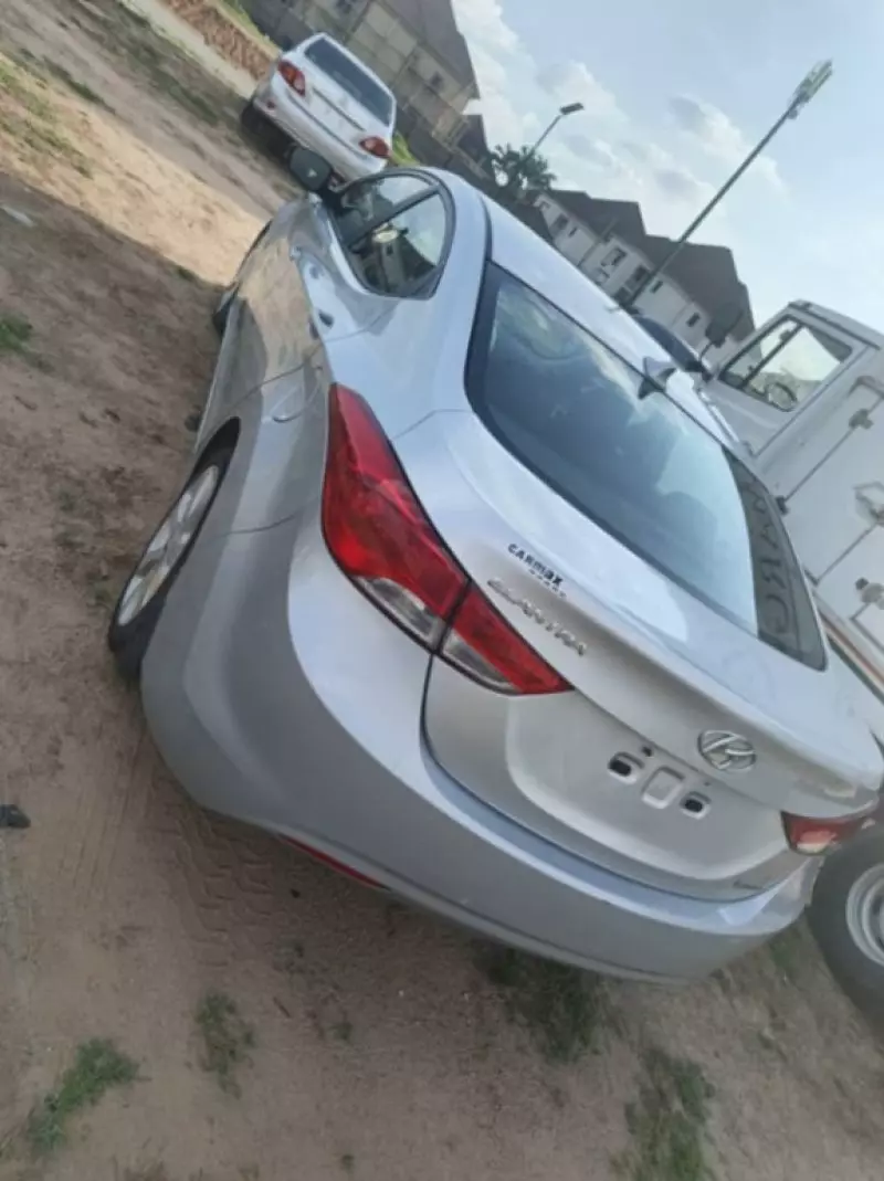 Hyundai Elantra   - 2013