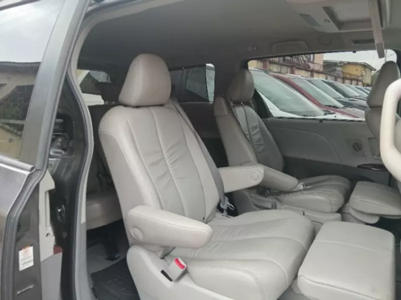 Toyota Sienna   - 2010